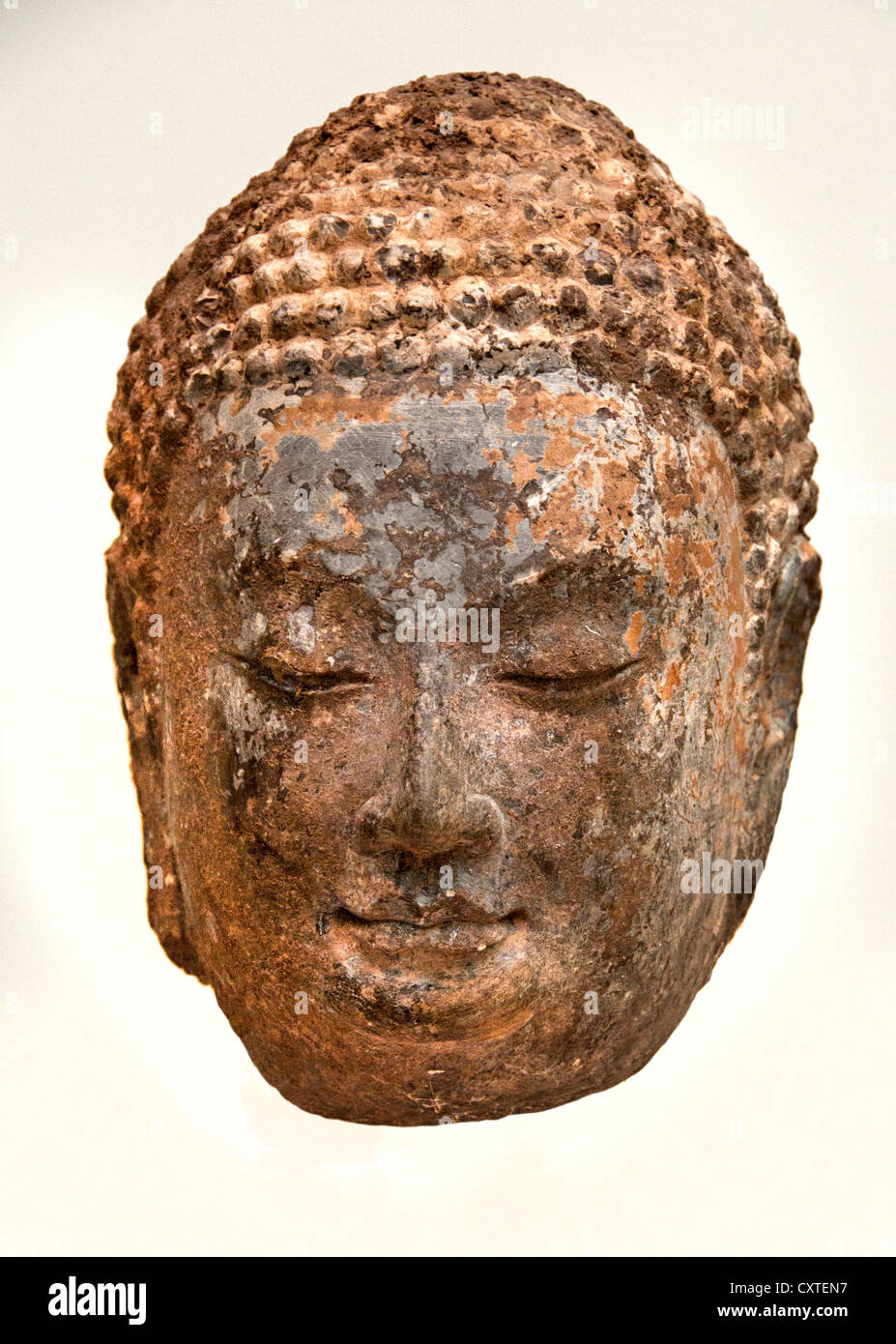 Testa di Buddha settentrionale della dinastia Qi ca. 570 Cina calcare con tracce di pigmento 24.1 cm cinese Foto Stock