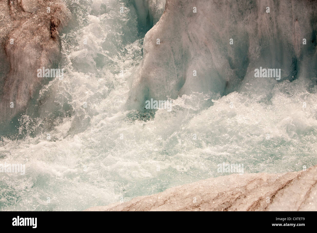 Canali di acqua di disgelo sul Ghiacciaio Athabasca che sta svanendo in modo estremamente rapido e ha perso oltre il 60% della sua massa di ghiaccio Foto Stock