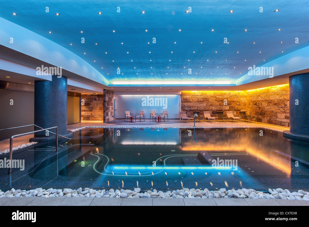 Comunque moderna piscina interna Foto Stock