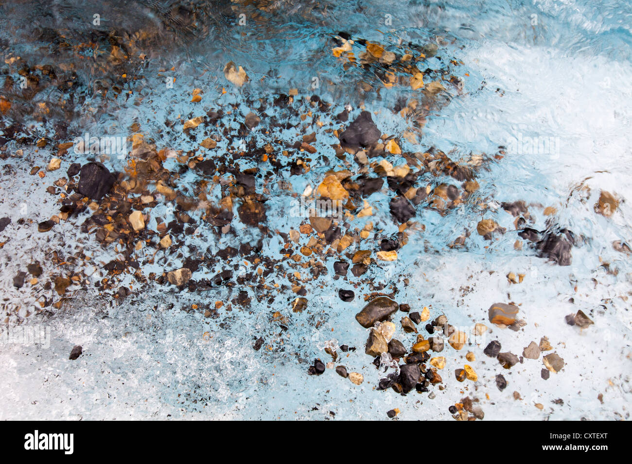 Canali di acqua di disgelo sul Ghiacciaio Athabasca che sta svanendo in modo estremamente rapido e ha perso oltre il 60% della sua massa di ghiaccio Foto Stock