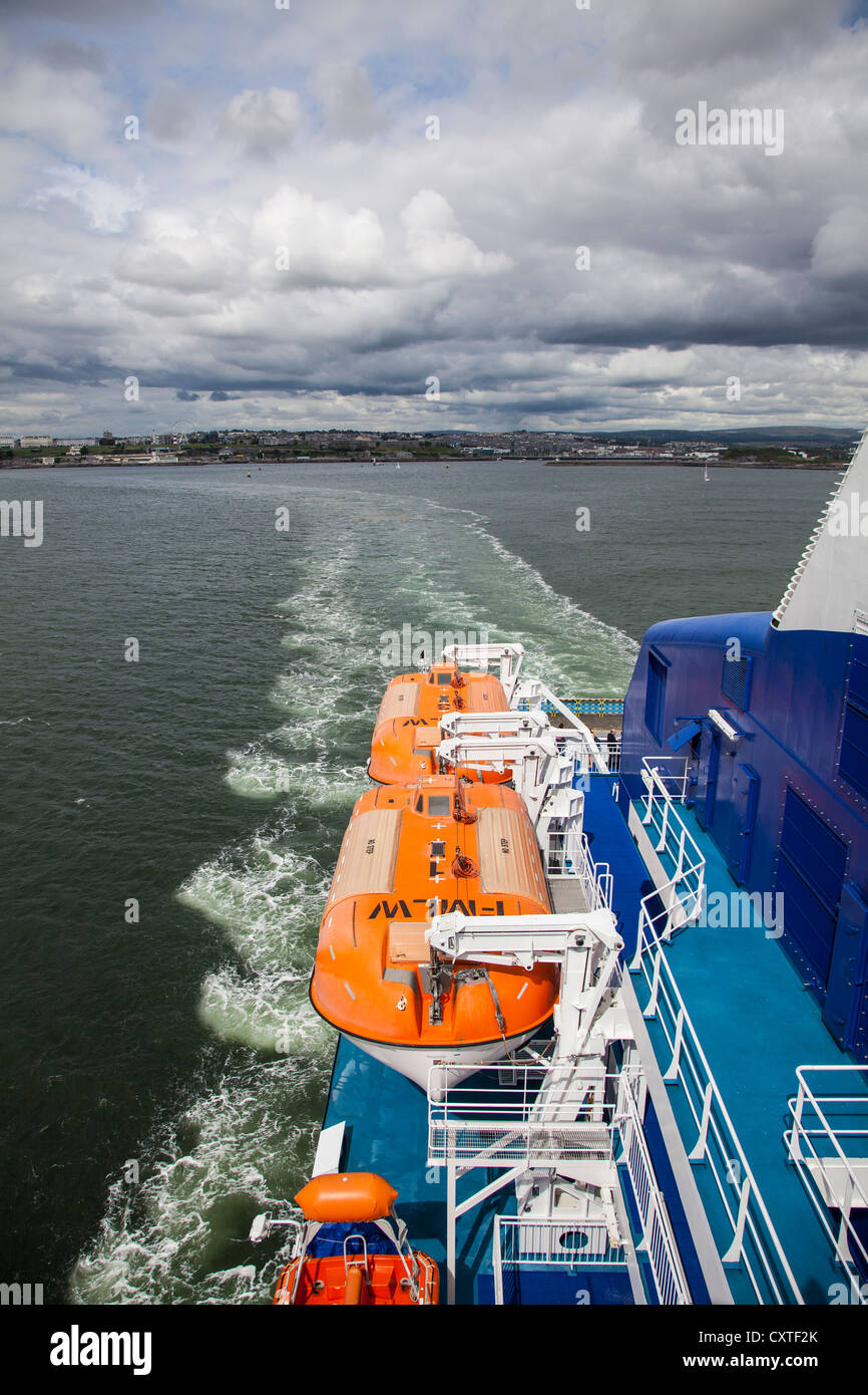 Le imbarcazioni di salvataggio e la vista da Plymouth da Brittany Ferries nave Armorique Foto Stock