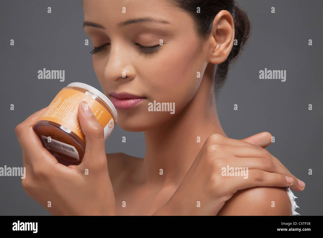 Close-up di giovane donna maleodoranti bottiglia di scrubbing Foto Stock