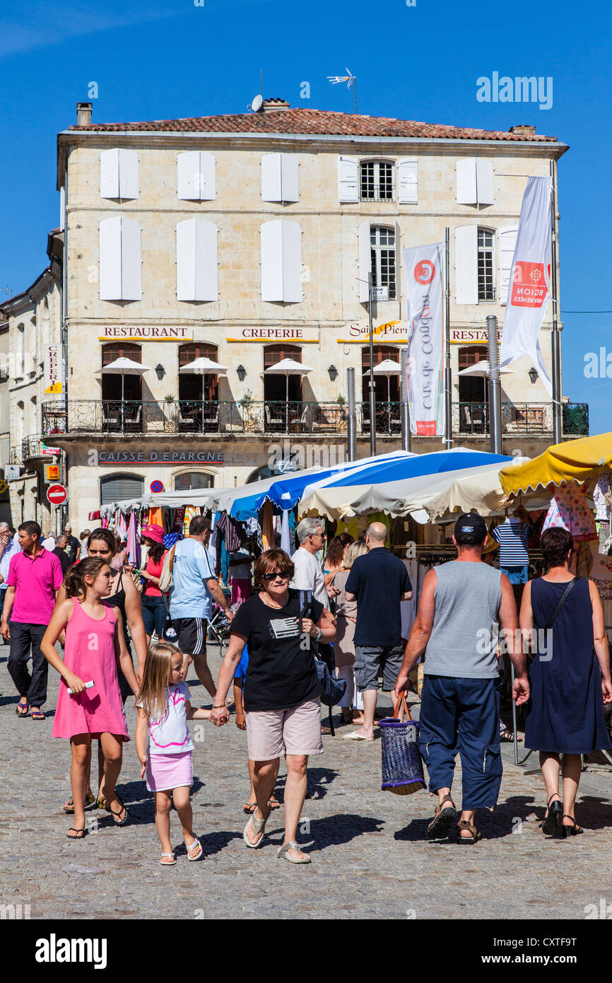 Giorno di mercato con bancarelle e persone di condom, Gers, la Guascogna, Francia Foto Stock
