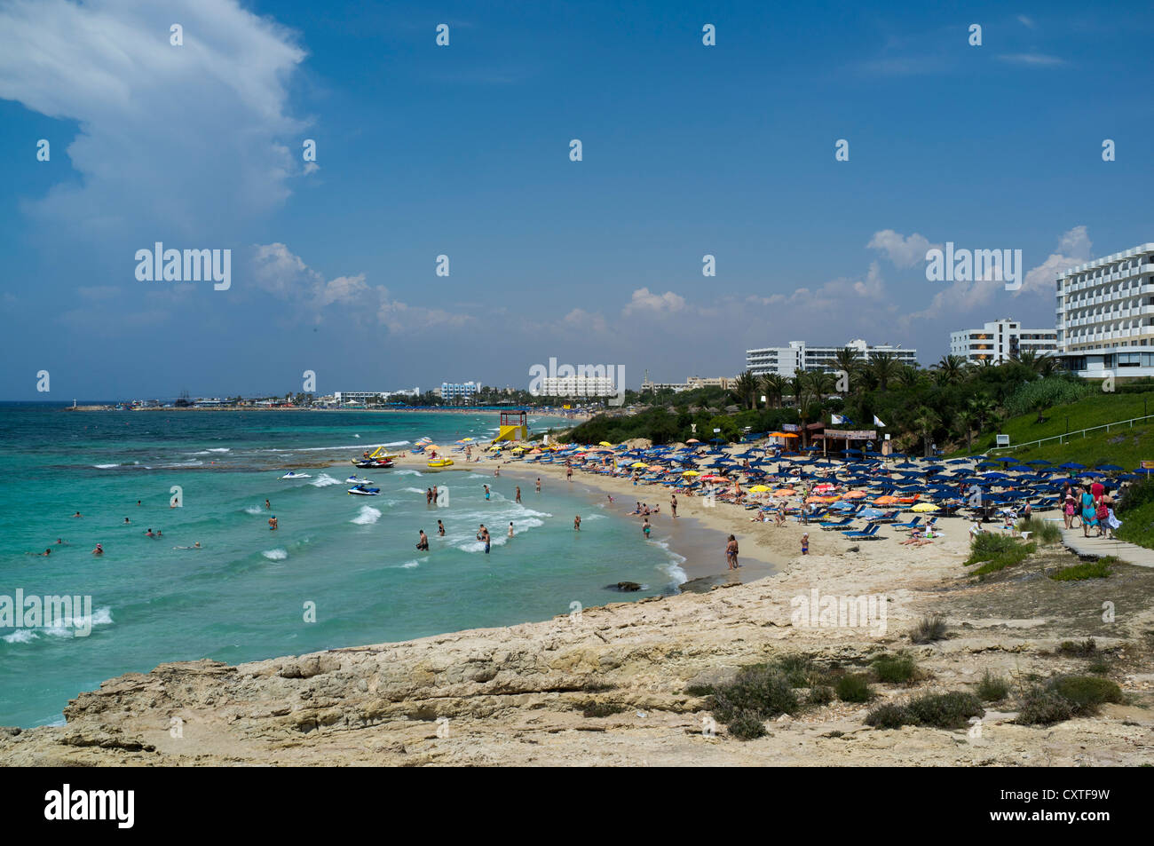 dh AYIA NAPA CIPRO SUD bagnanti spiaggia sabbiosa costa e resort vacanze alberghi baia agia spiagge Foto Stock