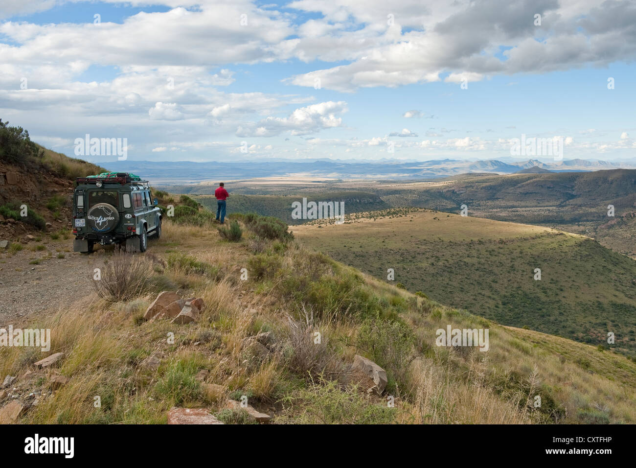 Autista Land Rover che guarda le vedute attraverso il Parco Nazionale delle Zebre di montagna, Sud Africa Foto Stock