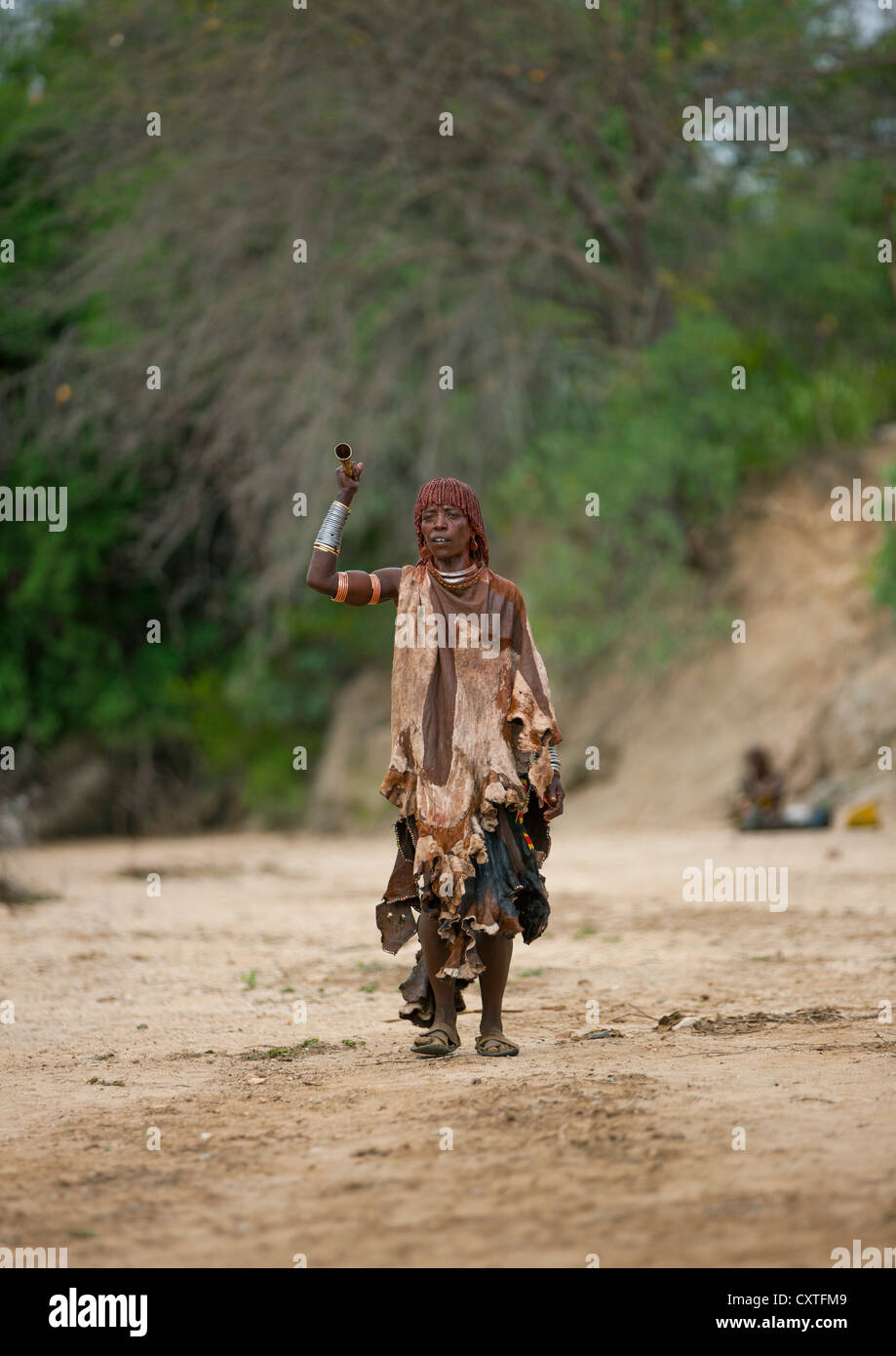 Hamer Tribe donna durante Bull Jumping cerimonia, Turmi, Valle dell'Omo, Etiopia Foto Stock