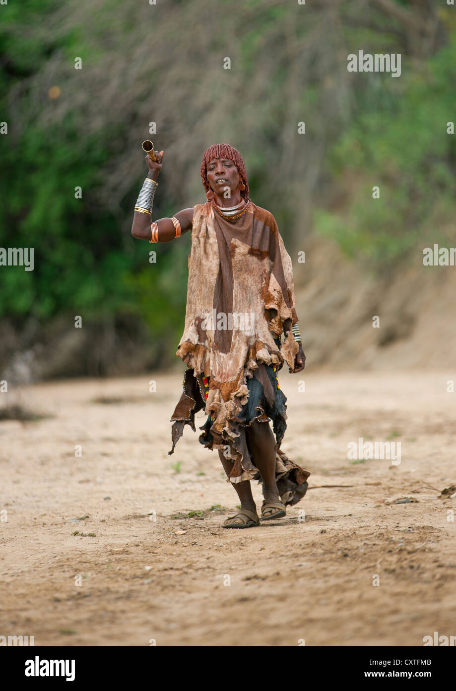 Hamer Tribe donna durante Bull Jumping cerimonia, Turmi, Valle dell'Omo, Etiopia Foto Stock