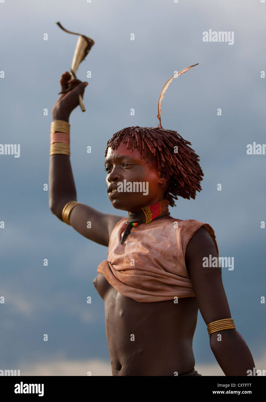 Hamar tribù donna durante Bull Jumping cerimonia, Turmi, Valle dell'Omo, Etiopia Foto Stock