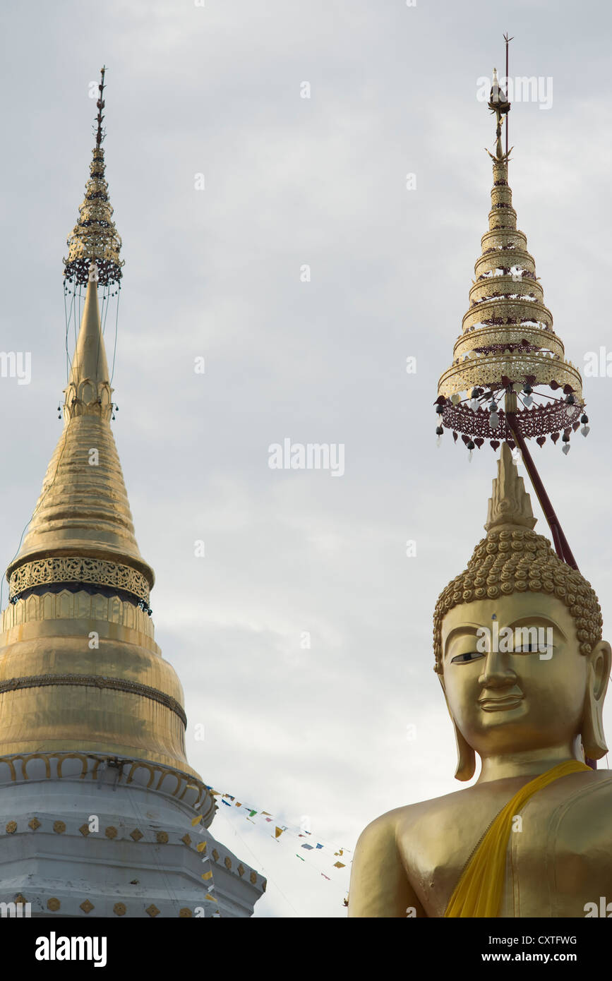 Una statua del Buddha e uno stupa a un tempio in Chiang Mai Thailandia del Nord Foto Stock