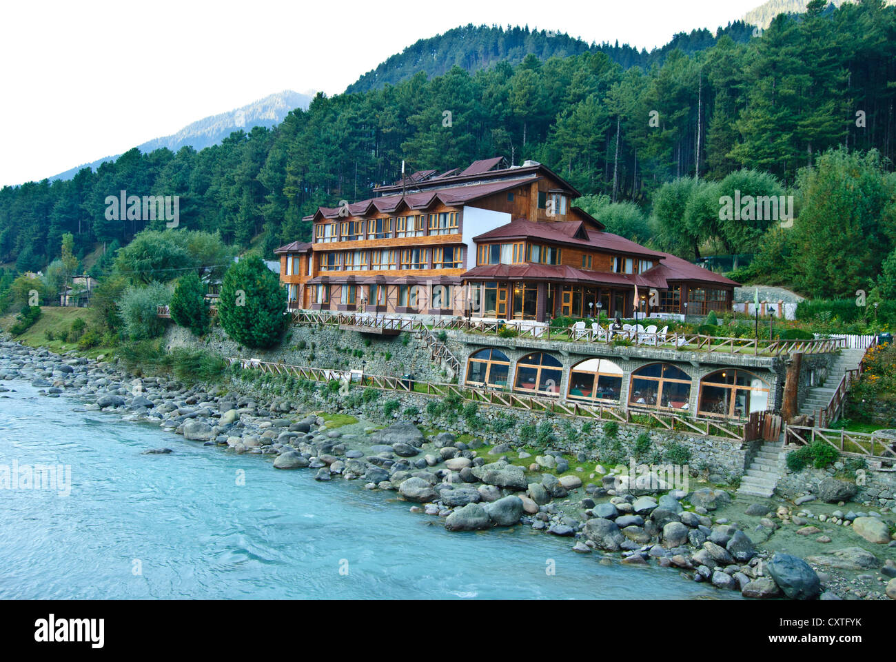 Hotel Haaven sulla banca del fiume del fiume Lidder in Pahalgam Foto Stock