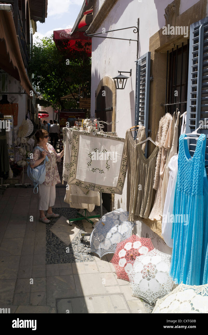 dh Lefkosia città vecchia NICOSIA SUD CIPRO turista donna negozio di merletti e abbigliamento tourismo panno Foto Stock