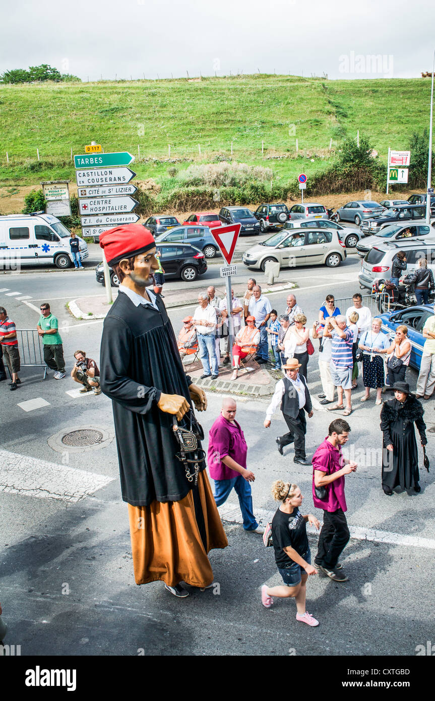 Uno dei pupazzi giganti all'Autrefois Le Couserons parade di San Girons, Midi-Pirenei, Francia. Foto Stock