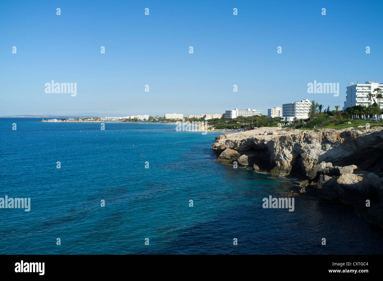 Dh AYIA NAPA Cipro Sud Costa Cyrpus con grotte marine e beach resort hotel Foto Stock