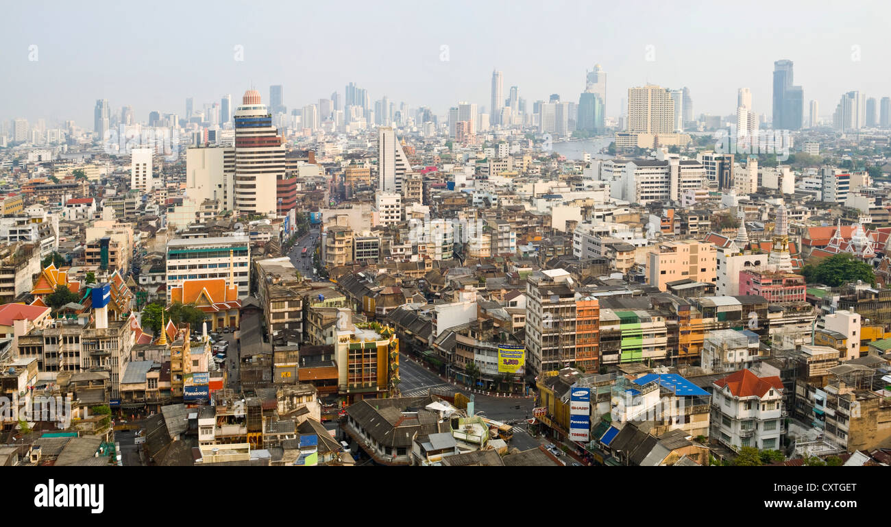 Panoramica orizzontale vista guardando ad est attraverso la città con tetti e grattacieli sullo skyline del centro di Bangkok. Foto Stock