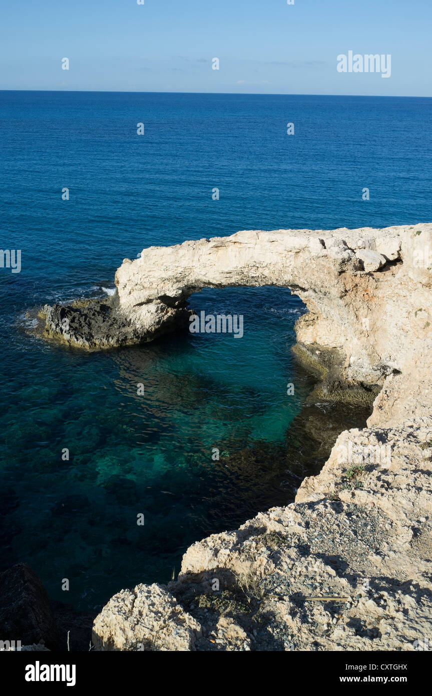 dh AYIA NAPA CIPRO arco di mare azzurro mare limpido costa geologica scogliere rocce costiere Foto Stock