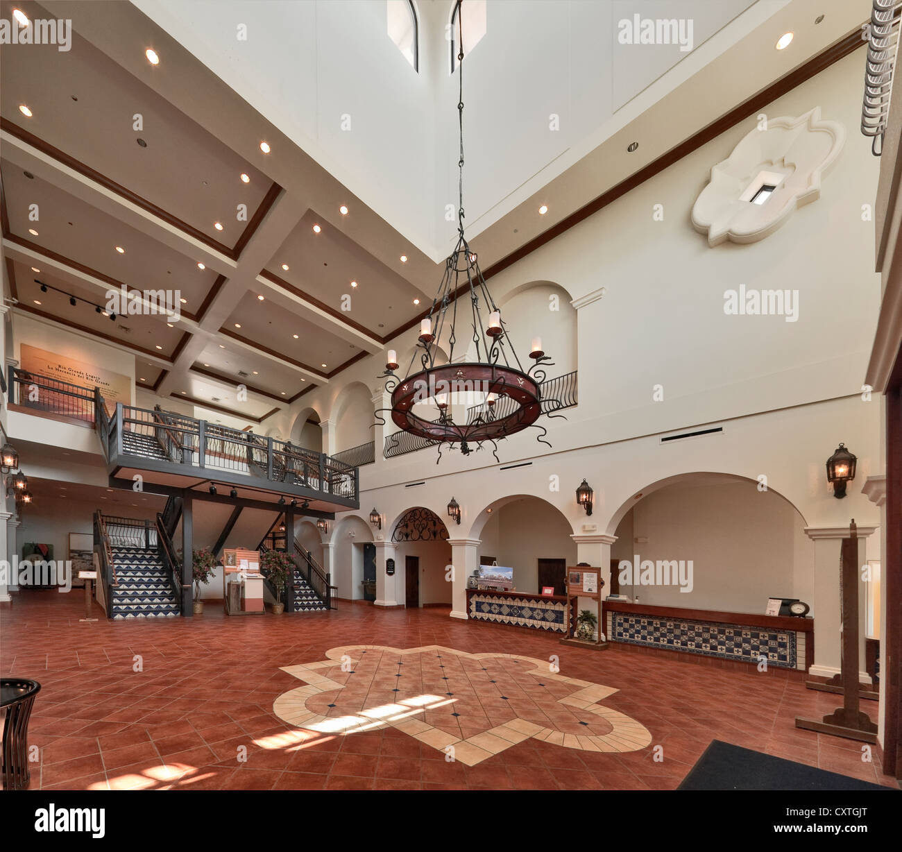 Grand Lobby presso il Museo di South Texas storia coloniale spagnola in stile Revival, Edinburg, Rio Grande Valley, Texas, Stati Uniti d'America Foto Stock