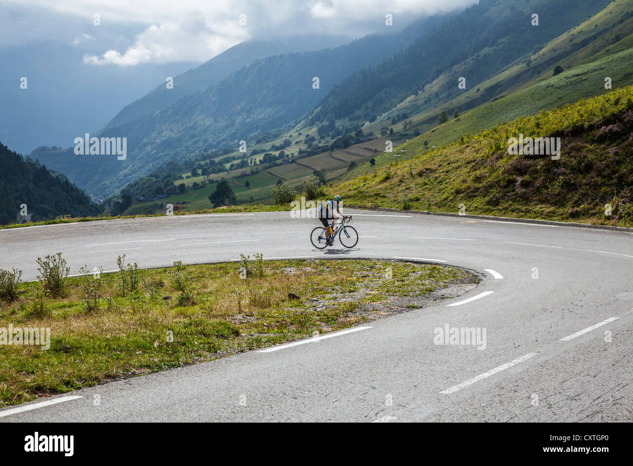Ciclista del Tour de France route - la strada verso il Col du Tourmalet, Haute Pirenei, Francia Foto Stock