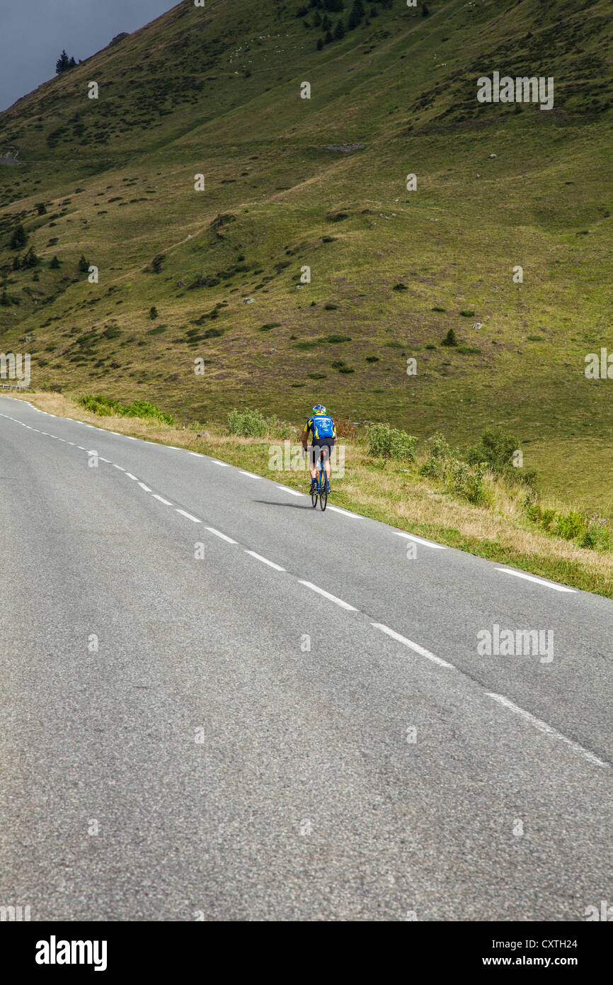 Ciclista del Tour de France route - la strada verso il Col du Tourmalet, Haute Pirenei, Francia Foto Stock