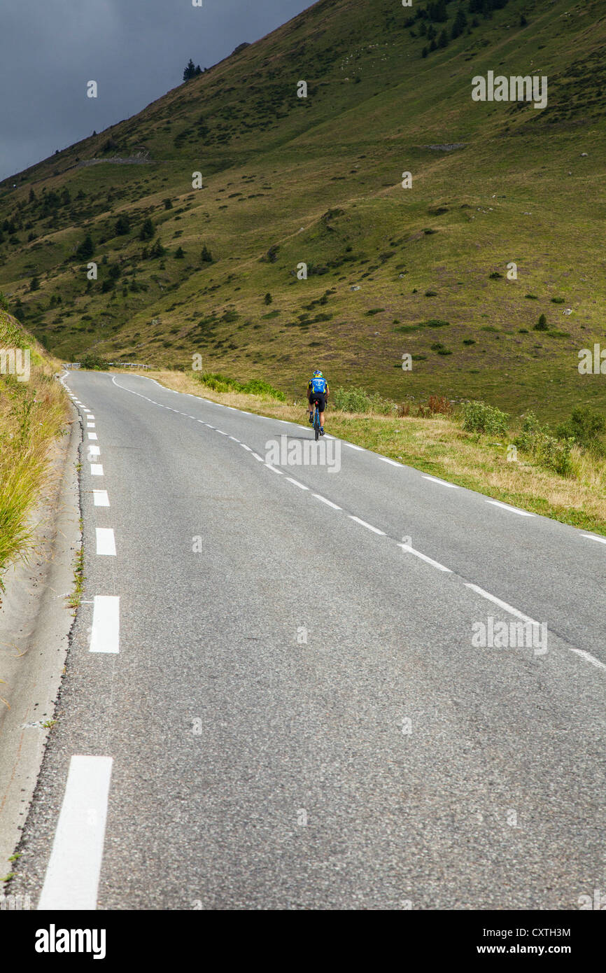 Ciclista del Tour de France route - la strada verso il Col du Tourmalet, Haute Pirenei, Francia Foto Stock