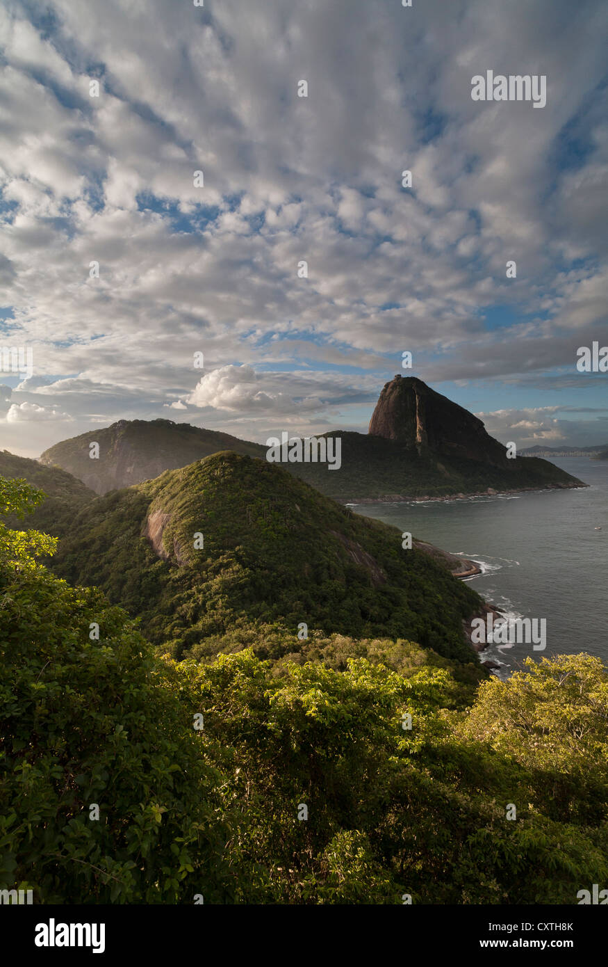 Vista verso la montagna Sugar Loaf dal Leme Fort di Rio de Janeiro in Brasile Foto Stock