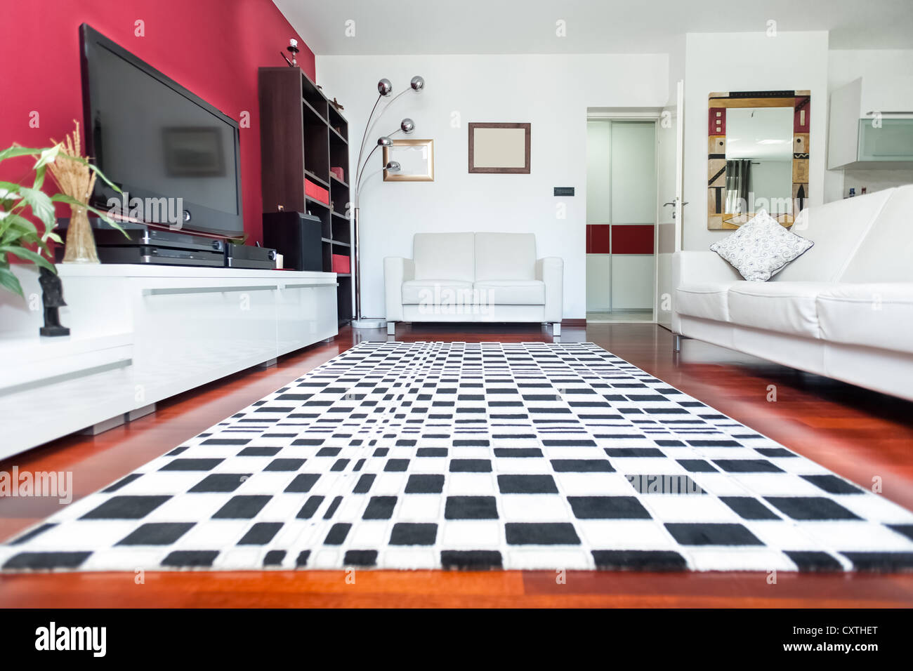 Soggiorno moderno con divano e tappeti a scacchi Foto stock - Alamy