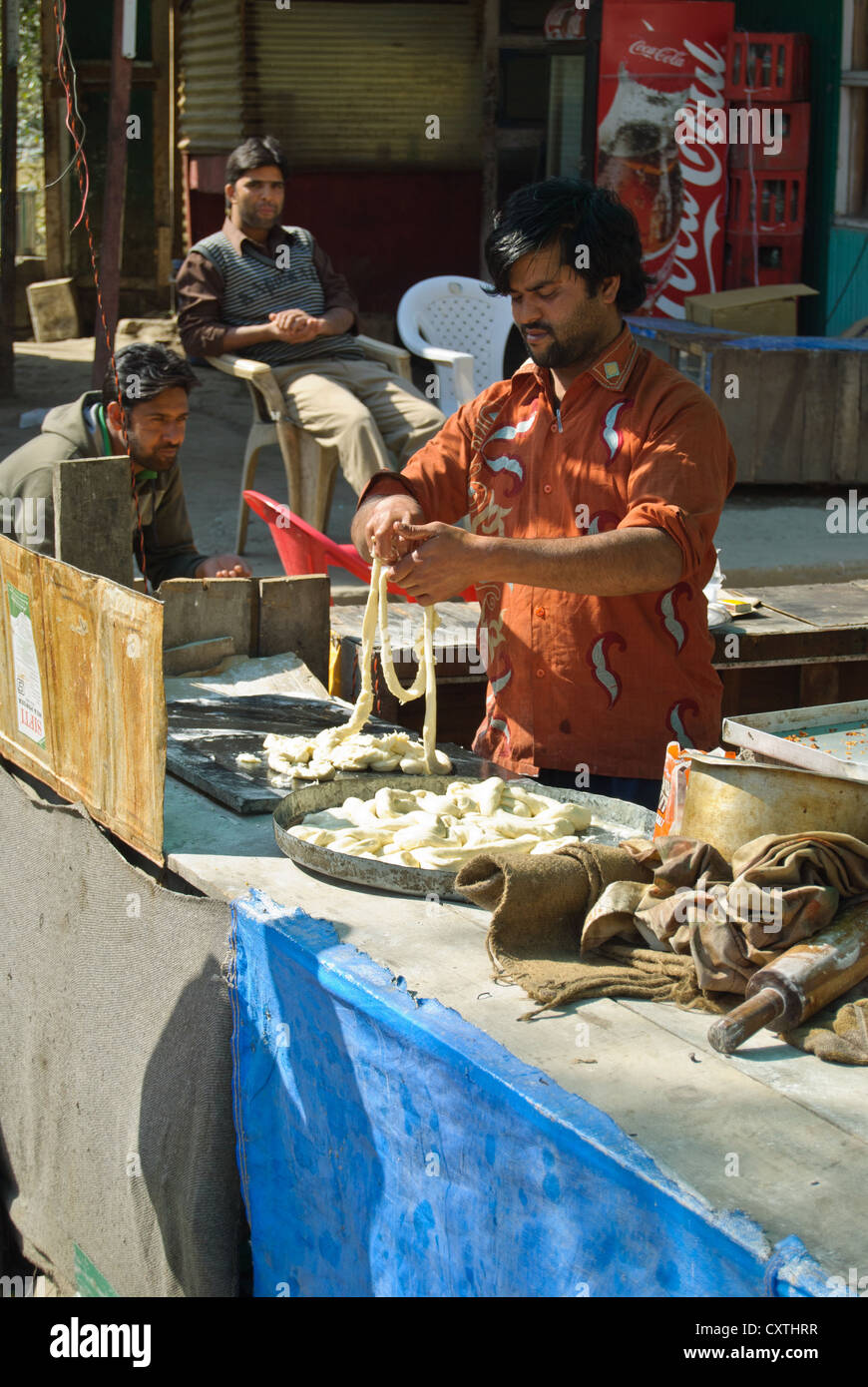 Cucina di strada fornitore può essere visto lungo la strada nel Kashmir Foto Stock