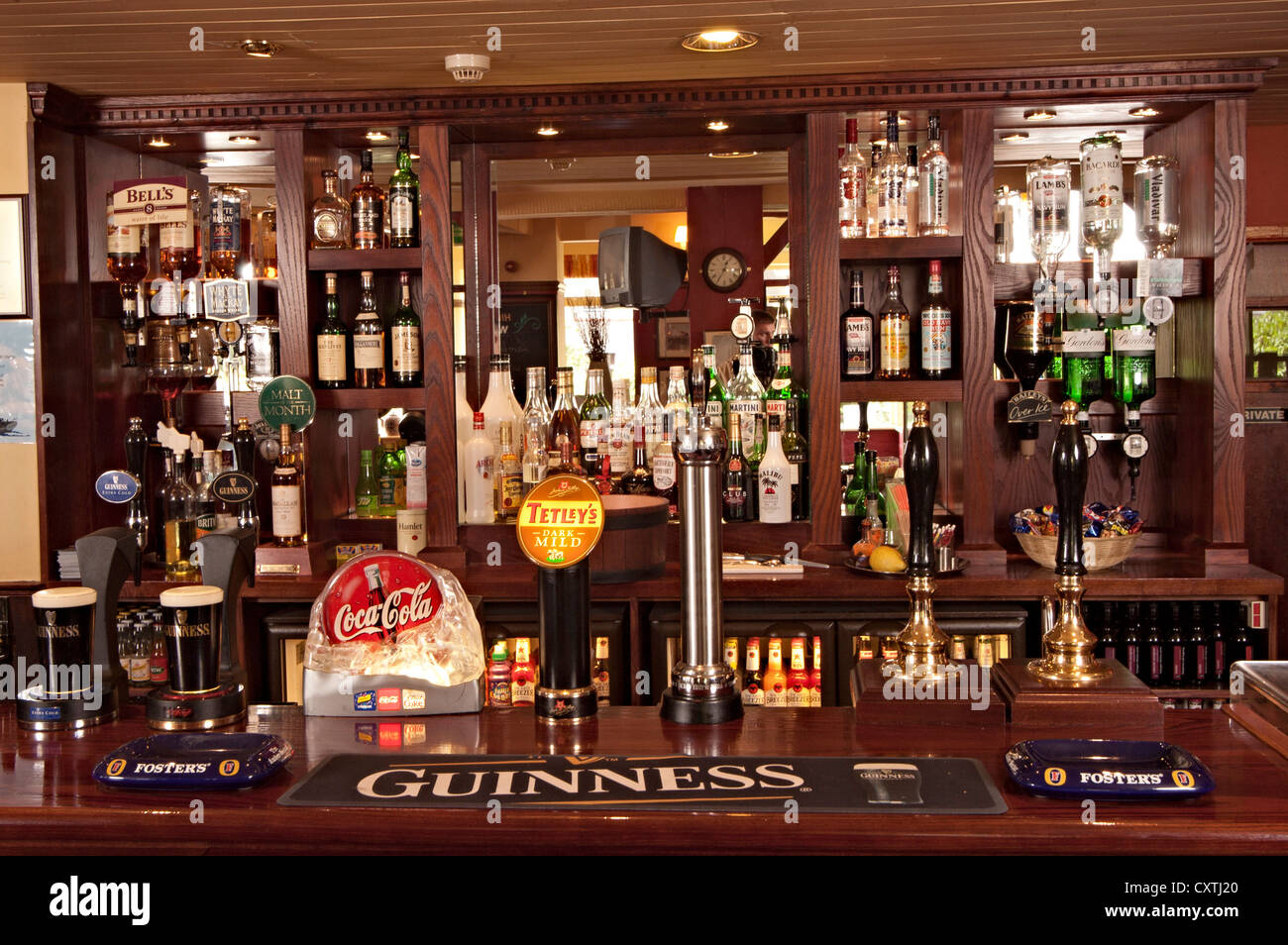 Coca cola tetleys pompe di birra presso un bar in un pub nel Regno Unito Foto Stock