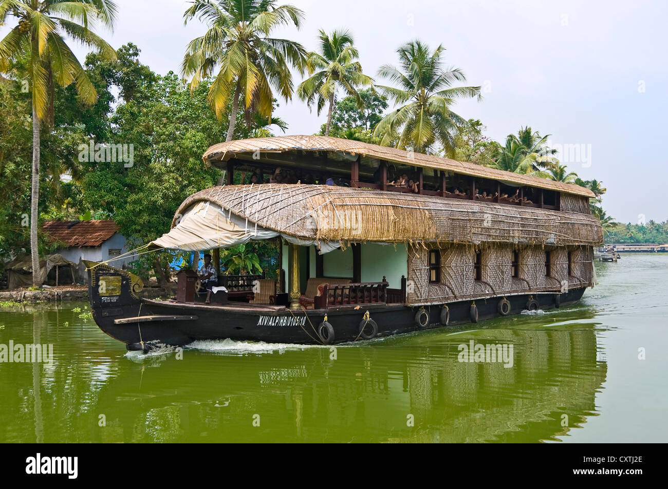 Vista orizzontale di un enorme tradizionale casa in legno barca, kettuvallam, vela attraverso le lagune del Kerala. Foto Stock