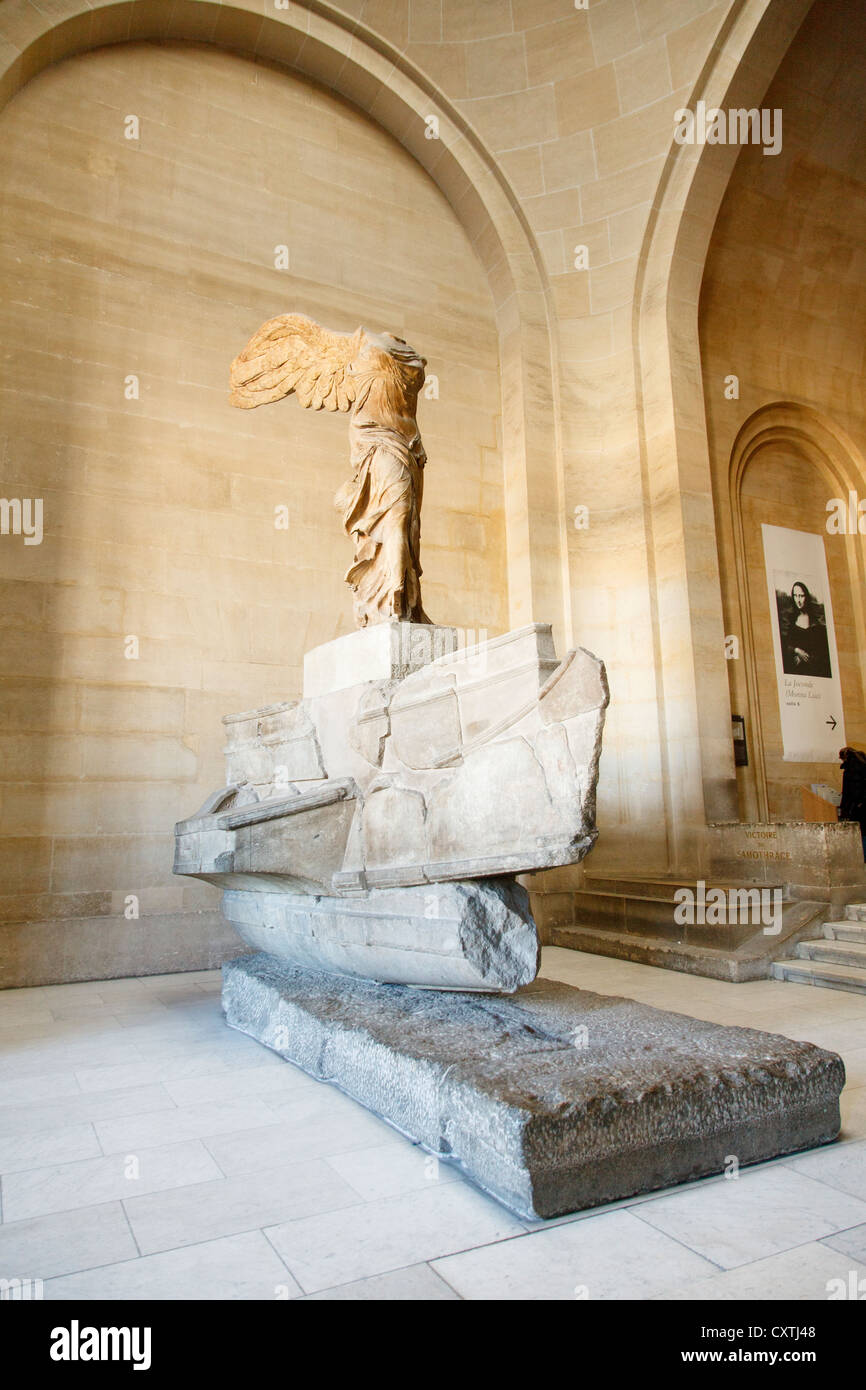 La Vittoria Alata di Samotracia da ignoto scultore greco. Il museo del Louvre, Parigi, Francia Foto Stock