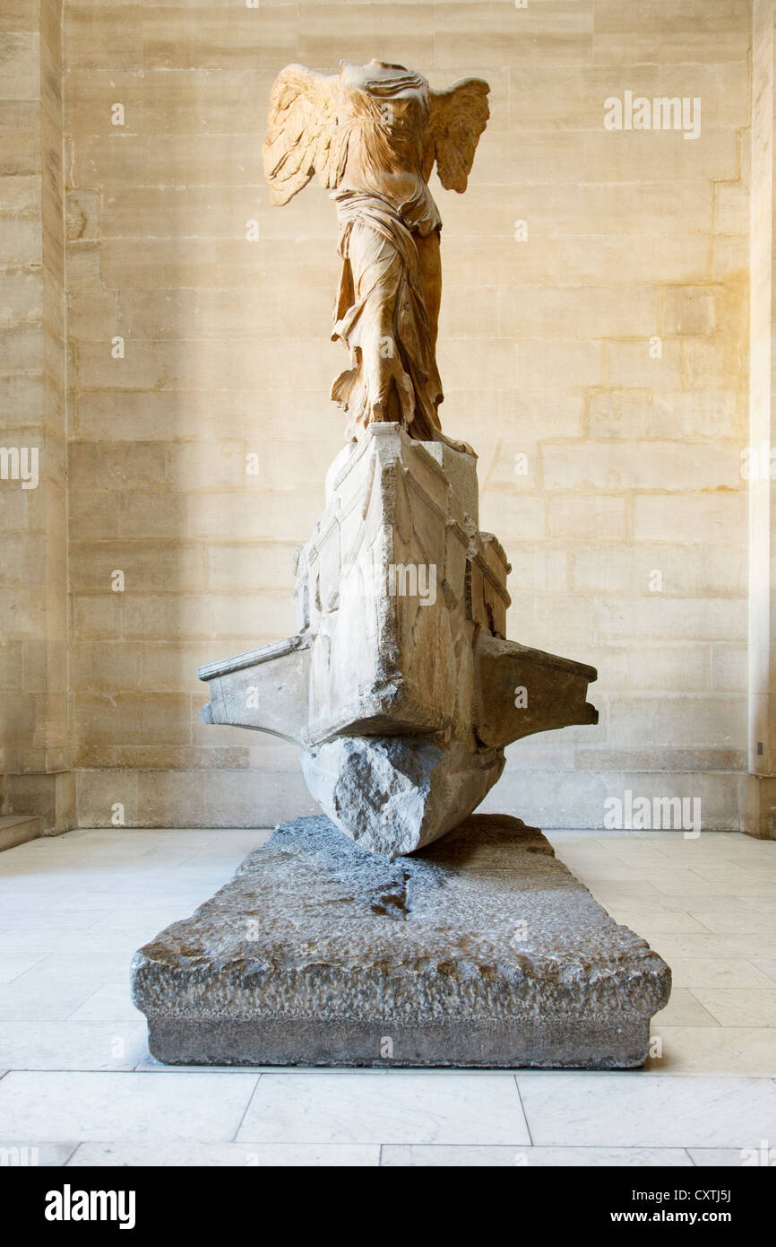 La Vittoria Alata di Samotracia da ignoto scultore greco. Il museo del Louvre, Parigi, Francia Foto Stock