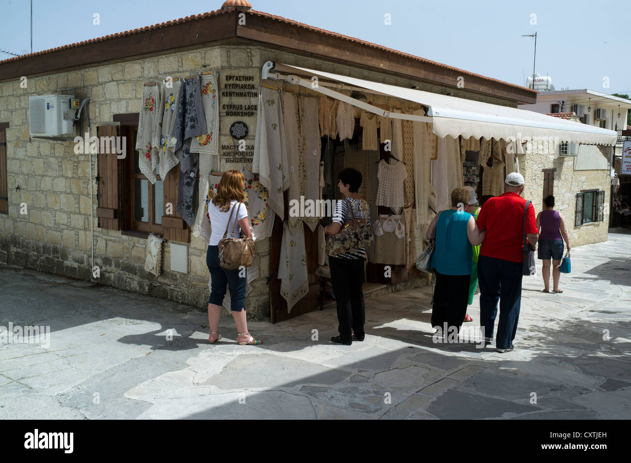 dh Omodos TROODOS CIPRO Donne turisti shopping Cipriota villaggio strada negozi merletti artigianato donna vacanza Foto Stock