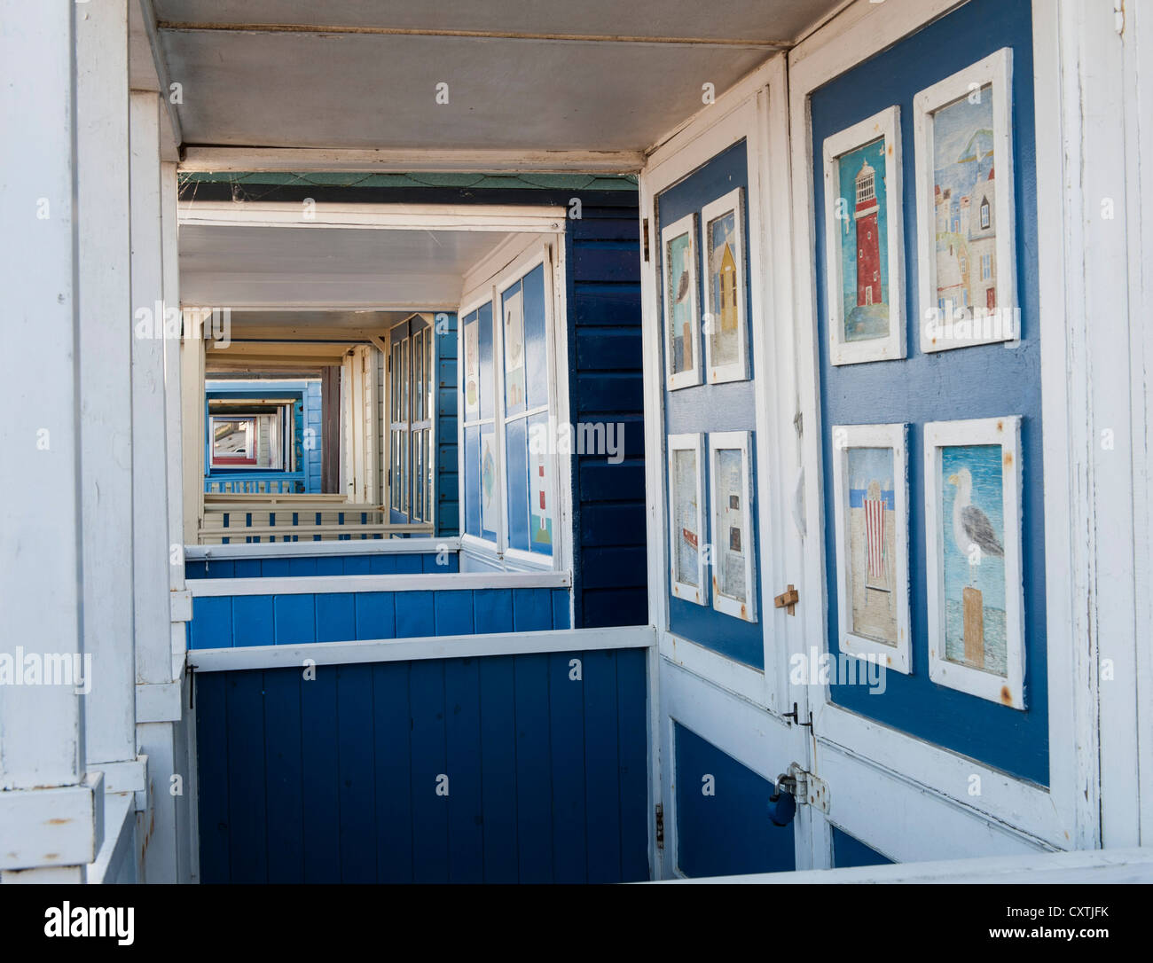 Alcune delle cabine sulla spiaggia, a Southwold sono ben curati e queste sono immagini su le porte in modo da apparire interessante quando chiuso. Foto Stock