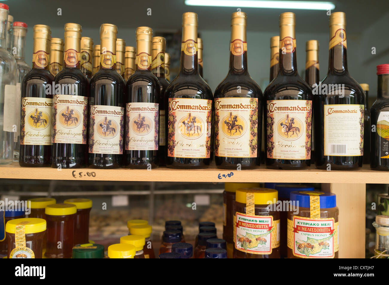 Dh TROODOS CIPRO Shelf di Commandaria cipriota di vino Bottiglie commanderia grecia Foto Stock