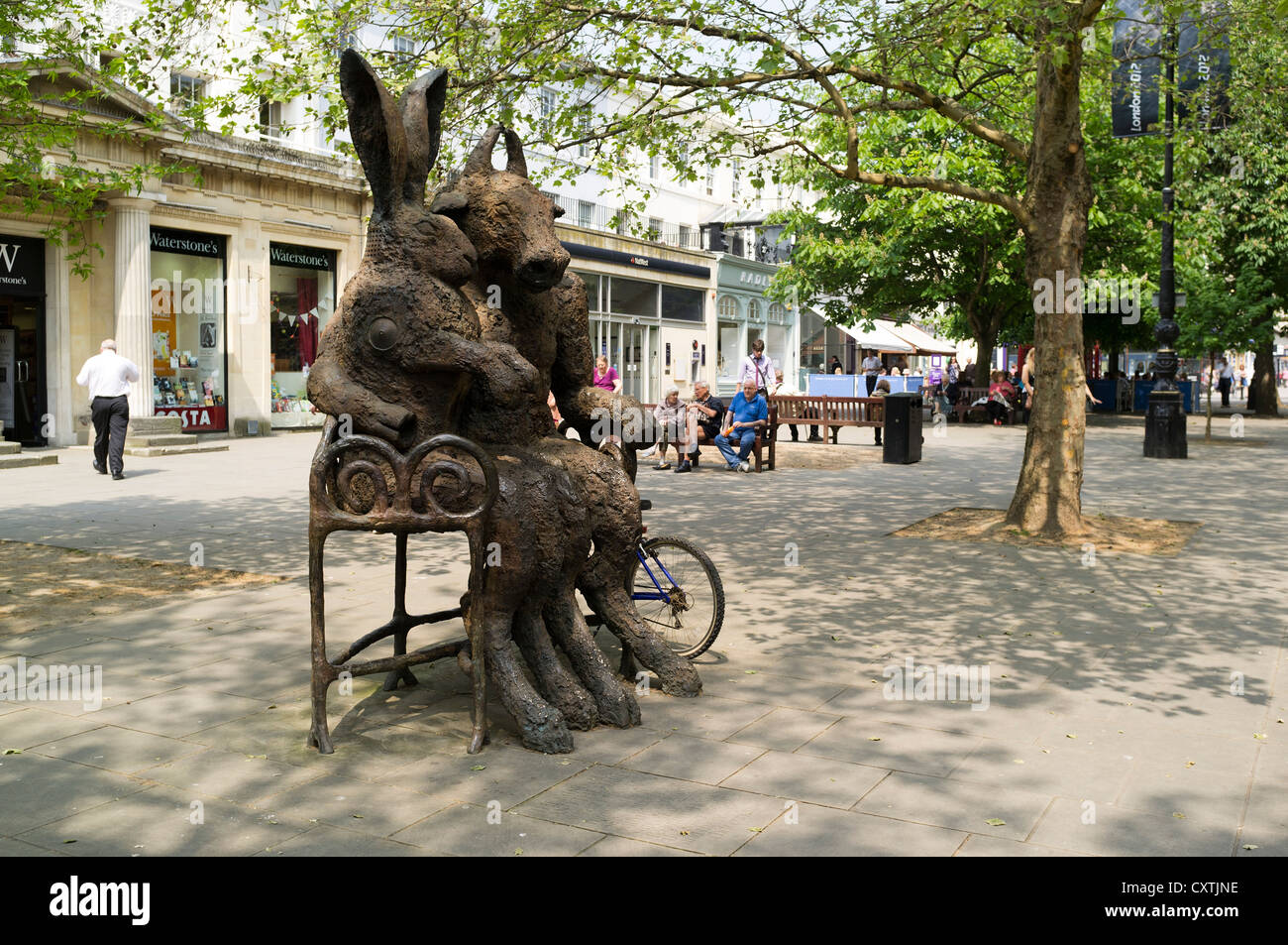 dh la Promenade CHELTENHAM GLOUCESTERSHIRE il Minotaur e la scultura in bronzo Hare di Sophie Ryder statua d'arte moderna all'aperto Foto Stock
