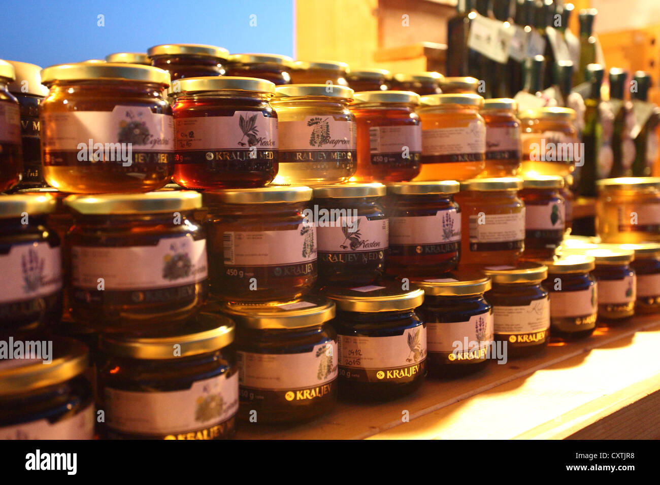 Barattoli di miele sul display al mercato in stallo Sveti Filip i Jakov, Croazia. Foto Stock