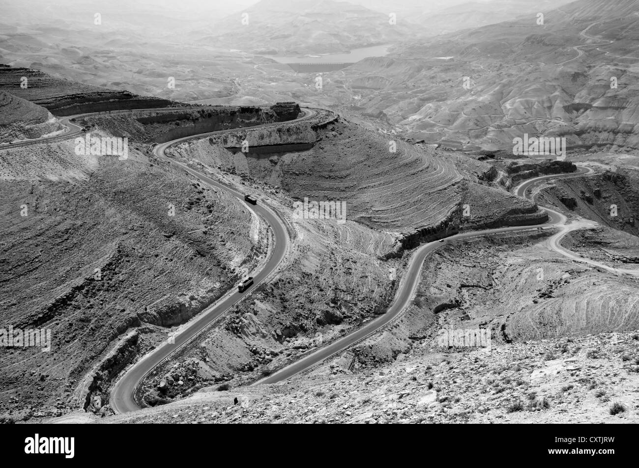 Wadi Al-Mujib Road con Al-Mujib Dam, Giordania Foto Stock