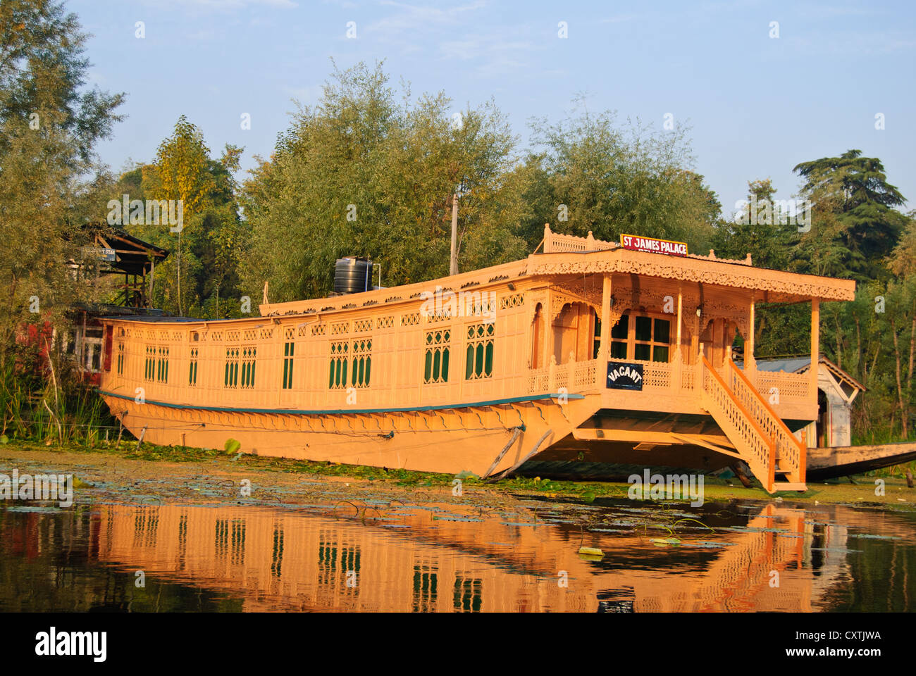 una casa galleggiante in legno nel Kashmir. Foto Stock