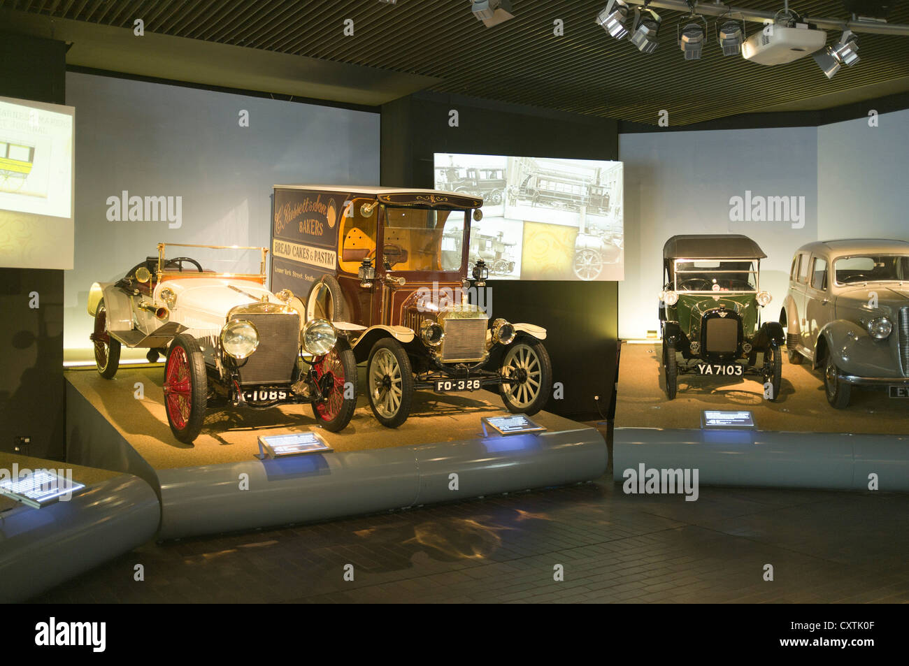 dh Beaulieu BEAULIEU HAMPSHIRE Old mostra auto d'epoca all'interno del Beaulieu National Motor Museum automobili regno unito Foto Stock