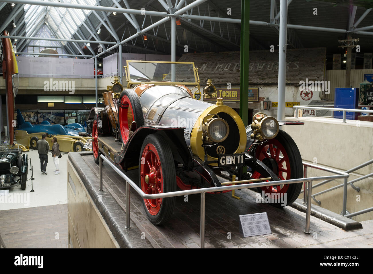 dh British National Motor Museum BEAULIEU MUSEUMS HAMPSHIRE ENGLAND Chitty Chitty Bang Bang mostra auto all'interno Foto Stock