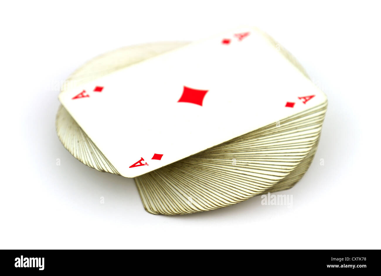 Mazzo di vecchie carte da gioco con ace scheda in cima isolata su sfondo bianco. Foto Stock