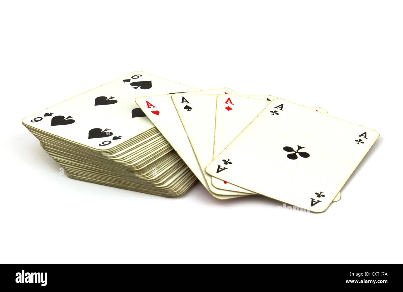 Mazzo di vecchie carte da gioco con ace carte in cima isolata su sfondo bianco. Foto Stock