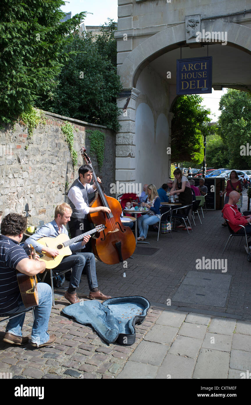 Dh CLIFTON BRISTOL Busker musicisti al di fuori cafe strade di Clifton Village Foto Stock