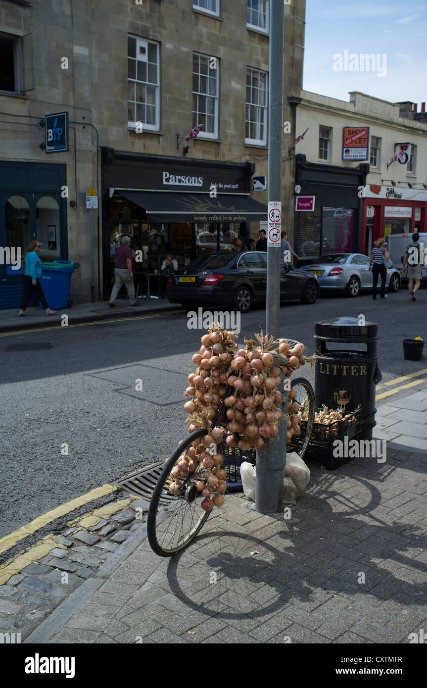 Dh CLIFTON VILLAGE BRISTOL francese venditori di cipolla bicicletta con cipolle Clifton Village street venditore bike Foto Stock
