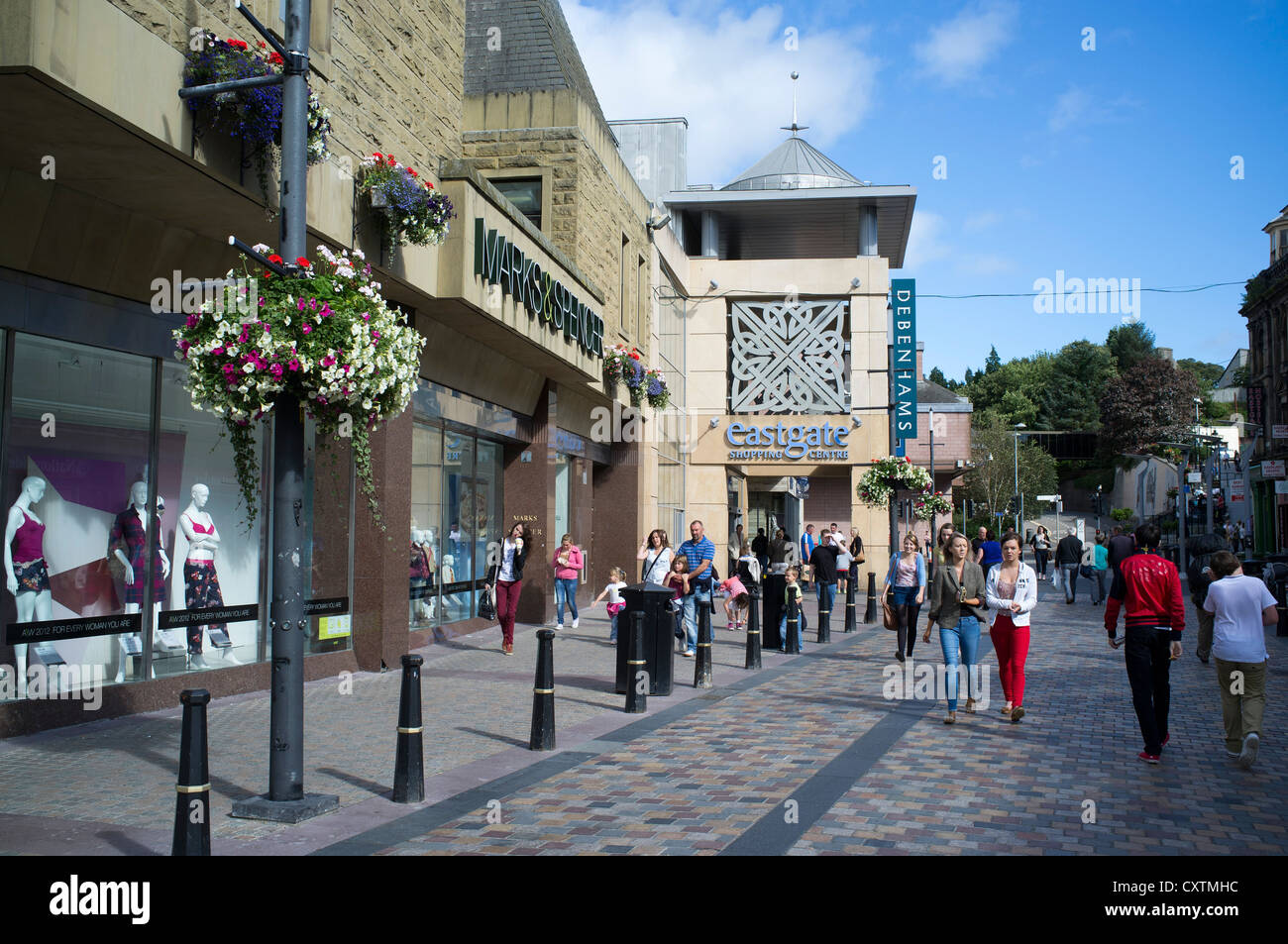 dh Eastgate centro commerciale INVERNESS INVERNESSSHIRE Mark e Spencer Street al di fuori della città d'estate trafficata scozia città Foto Stock