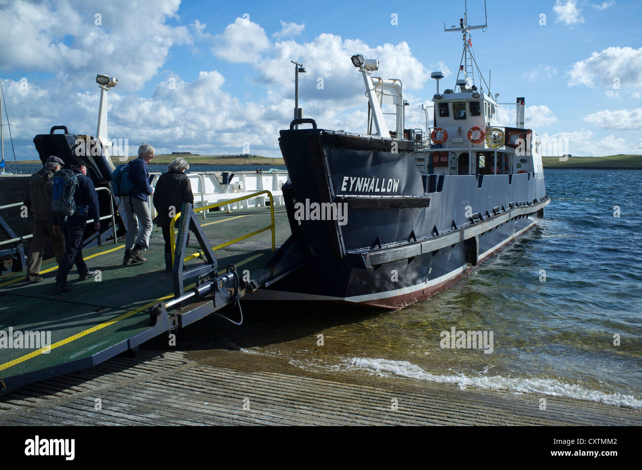 dh MV Enyhallow ROUSAY ORKNEY imbarco passeggeri Orkney Ferries al molo del porto dell'isola rampa passeggeri scozia caricamento ro ro ro traghetto uk Foto Stock