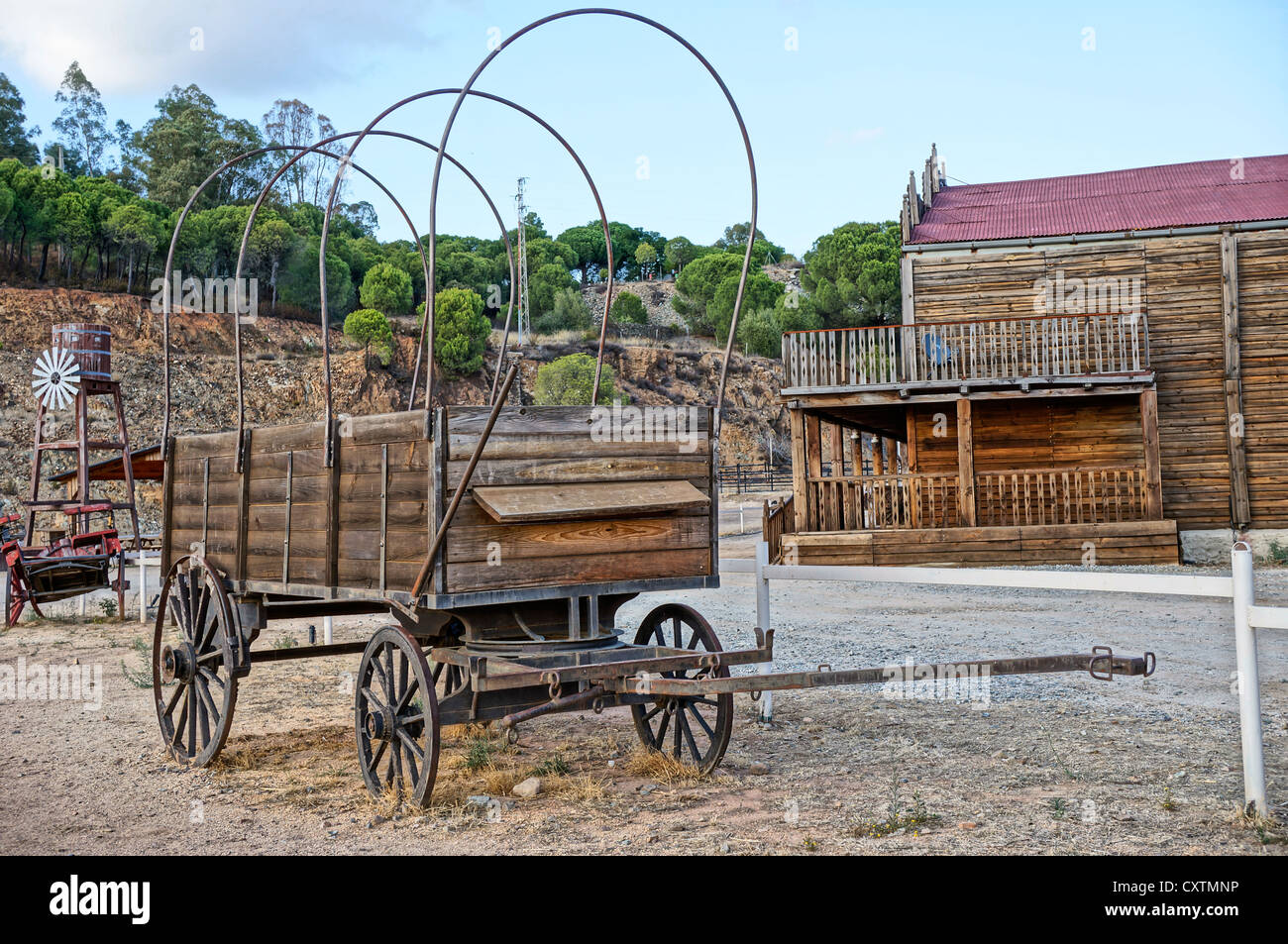 Città Western saloon, una vista frontale di un carro occidentale dai giorni del selvaggio west Siviglia, Spagna Foto Stock