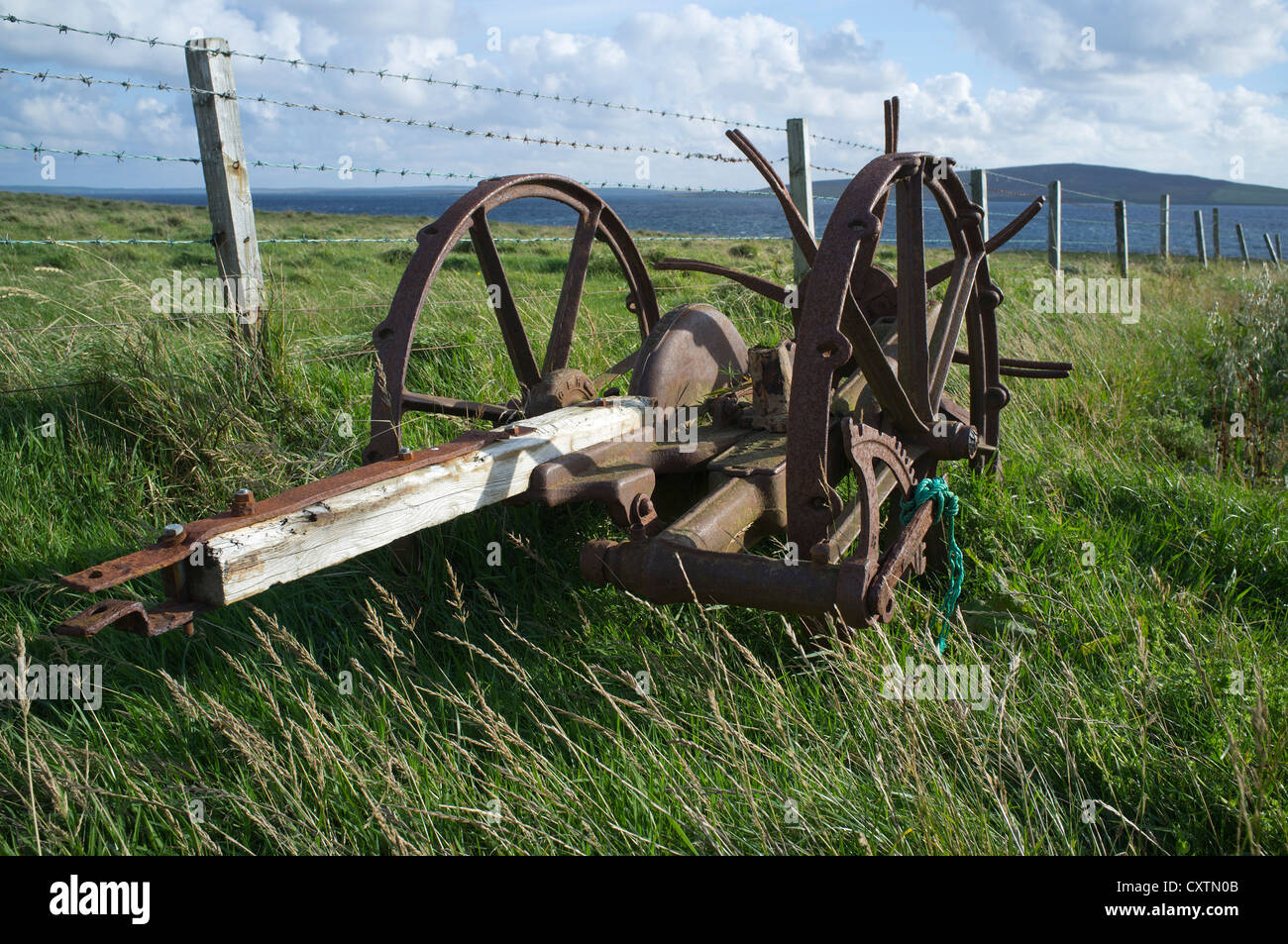 dh WYRE ORKNEY Rusty Spinner Harvester prodotto da Jack and Sons vecchio macchinario agricolo Foto Stock