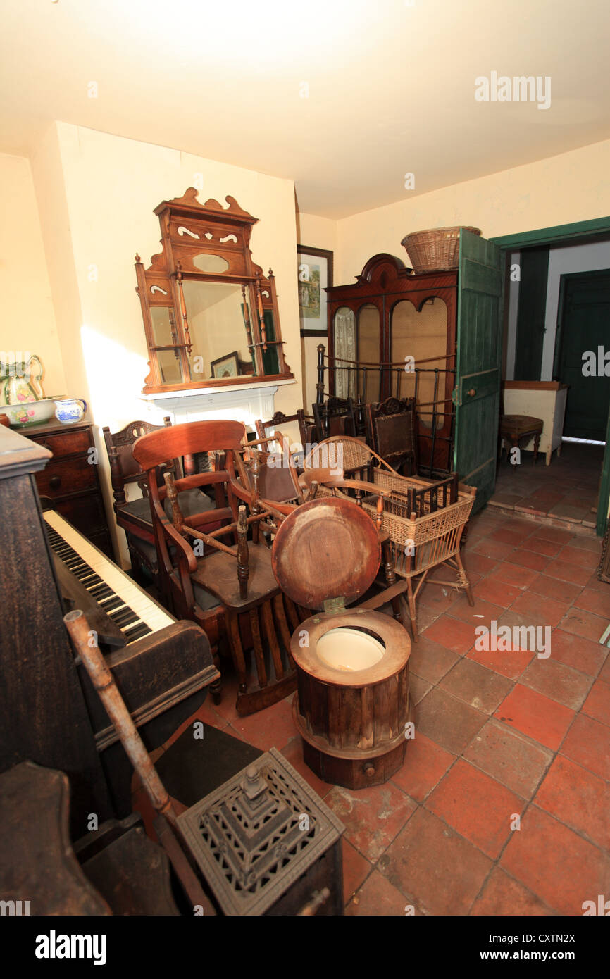 Interno di un vecchio spazzatura negozio Vendita di beni di seconda mano Foto Stock