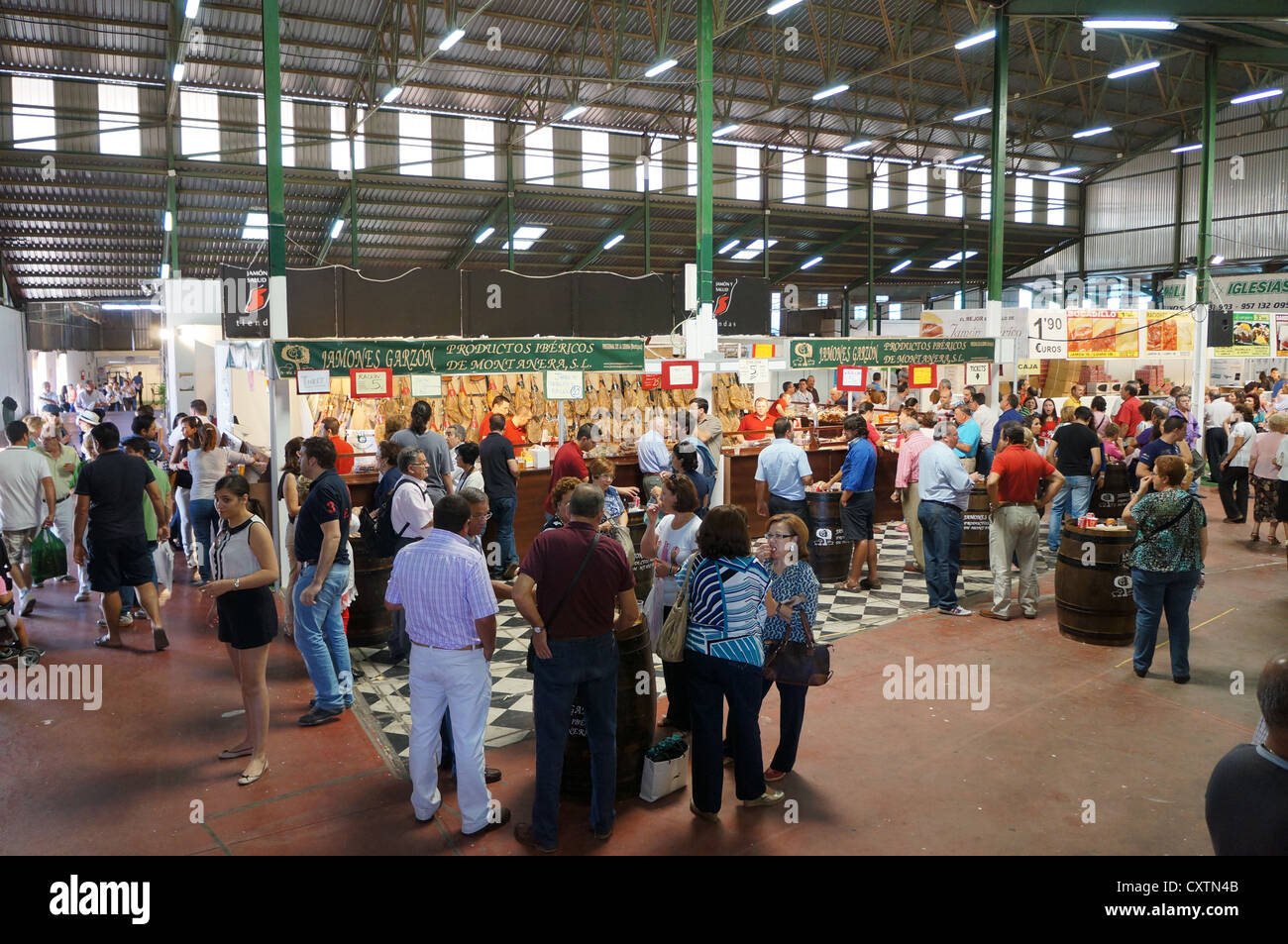 I partecipanti visitano il Salone internazionale del bestiame agro-industriale, esposizioni Area Prodotti Agro-alimentare, a Zafra, Spagna Foto Stock