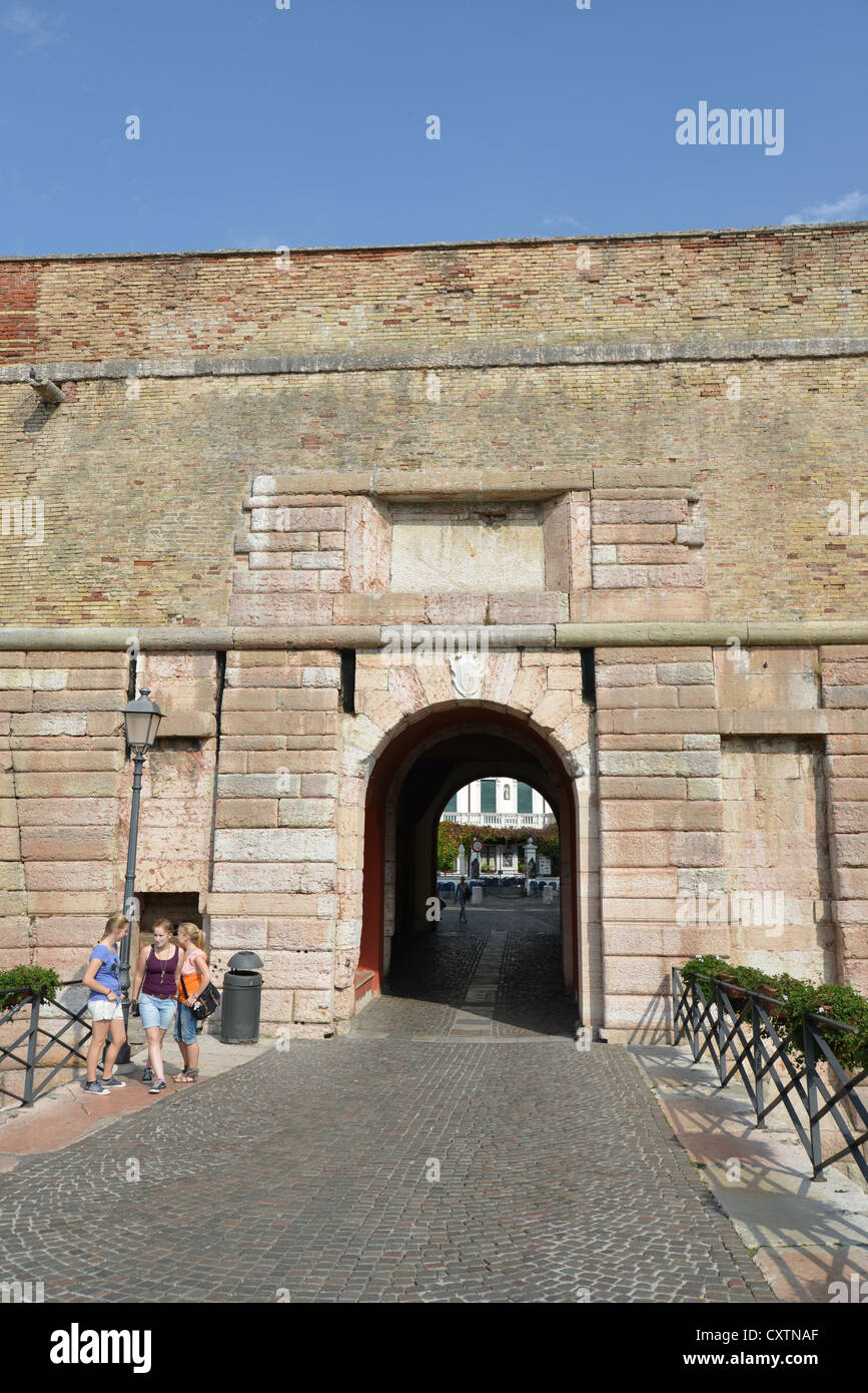 Le fortificazioni di gate, Peschiera del Garda sul Lago di Garda, provincia di Verona, regione Veneto, Italia Foto Stock